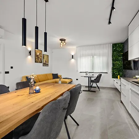 Willa Polaris & Antares