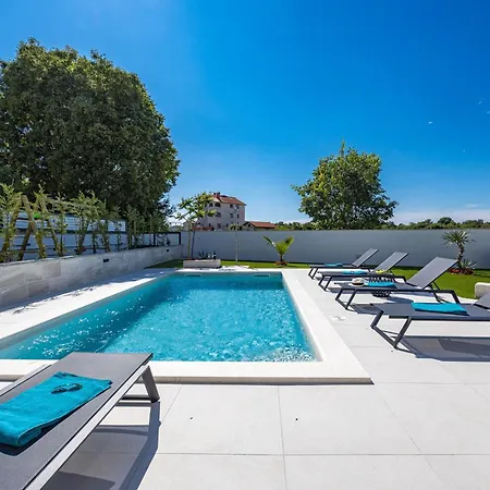 Willa Polaris & Antares Pula