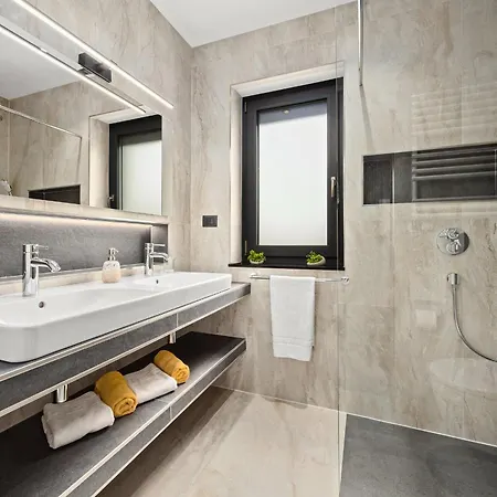 Polaris & Antares Pula