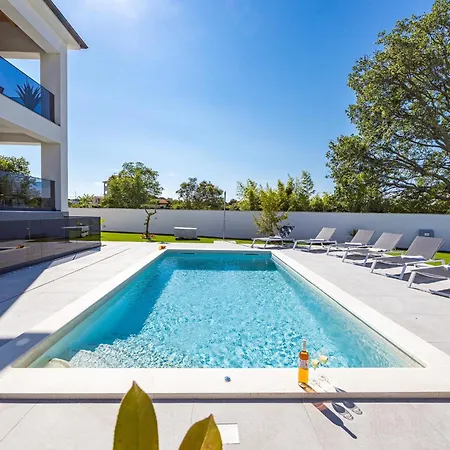 Willa Polaris & Antares