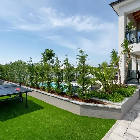 Polaris & Antares Willa Pula