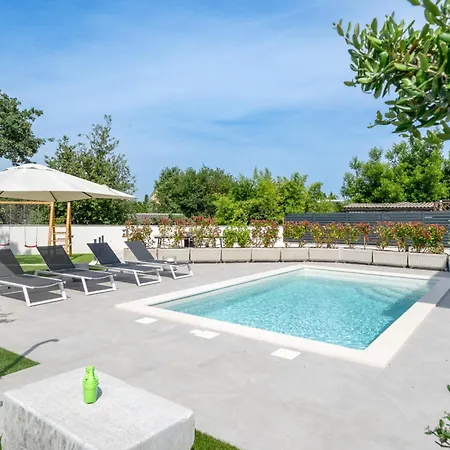 Polaris & Antares Willa Pula