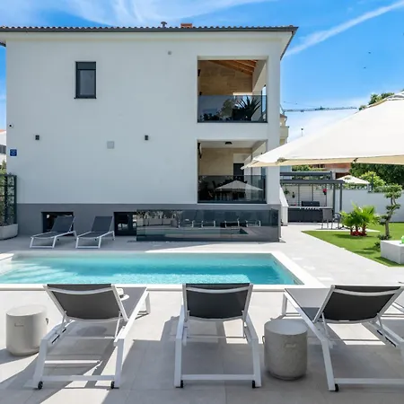 Willa Polaris & Antares Pula